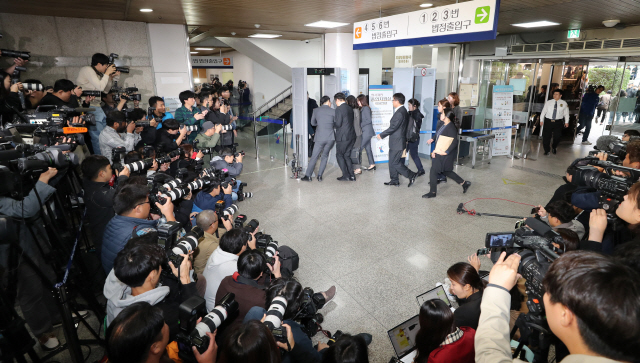 첫 포토라인 선 정경심 '재판 성실히 임하겠다'…오늘 밤 구속여부 결정(속보)