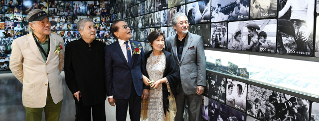 23일 오후 서울 종로구 단성사 영화역사관에서 이장호(왼쪽부터) 감독 겸 한국영화100주년기념사업회 위원장, 임권택 감독, 원로배우 신영균, 김혜자, 한지일 씨가 역사관을 둘러보고 있다. 한국영화의 탄생지인 단성사는 한국영화 100주년을 기념해 이날 영화역사관으로 재탄생했다./오승현기자 2019.10.23