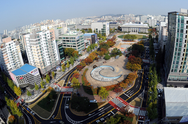 인천시는 다음 달 1일 시청사 현관 앞부터 미래광장까지 길이 약 200m, 2만㎡를 잔디마당과 그네·피크닉·테이블·탁자·바닥분수 등 편의시설을 갖춘 열린 공간인 인천애(愛)뜰을 개장한다./사진제공=인천시