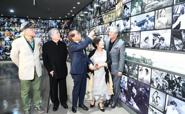 23일 오후 서울 종로구 단성사 영화역사관에서 이장호(왼쪽부터) 감독 겸 한국영화100주년기념사업회 위원장, 임권택 감독, 원로배우 신영균, 김혜자, 한지일 씨가 역사관을 둘러보고 있다. 한국영화의 탄생지인 단성사는 한국영화 100주년을 기념해 이날 영화역사관으로 재탄생했다./오승현기자 2019.10.23