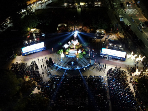 지난 18일 서울 관악구 낙성대공원에서 열린 ‘제3회 관악 강감찬 축제’에 많은 시민들이 모여 인기가수들의 공연을 기다리고 있다.  /사진제공=관악구