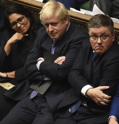 보리스 존슨 영국 총리가 22일 런던 의회에서 EU 탈퇴협정 법안 관련 토의를 굳은 표정으로 지켜보고 있다.   /런던=AP연합뉴스