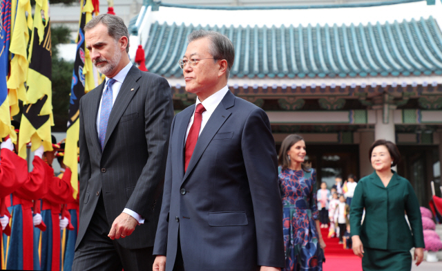 문재인 대통령과 펠리페 6세 스페인 국왕이 23일 오후 청와대에서 공식 환영식장으로 이동하고 있다. 두 정상은 이날 회담에서 한국 정부의 한반도 평화 정착 노력을 포함해 지역 정세 및 글로벌 협력을 주제로도 의견을 나눴다.  /연합뉴스