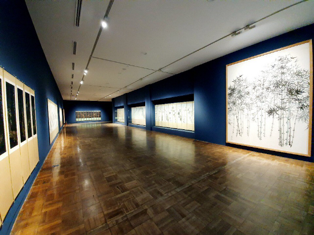 이응노의 ‘대나무’ 등 근대 거장들이 전시된 국립현대미술관 덕수궁 1층 전시장 전경.