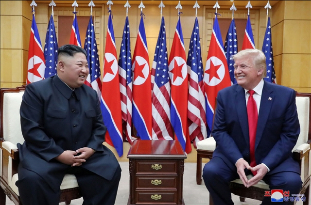 김정은 북한 국무위원장과 도널드 트럼프 미국 대통령이 6월 30일 판문점에서 만났다./연합뉴스