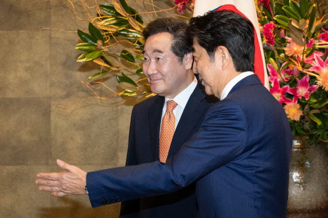 이낙연 국무총리가 24일 오전 일본 도쿄 총리관저에서 아베 신조 총리와 함께 면담장으로 이동하고 있다./도쿄=연합뉴스