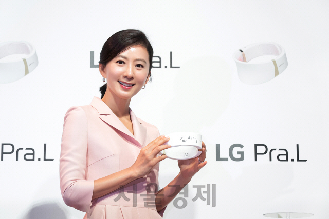 LG전자 ‘프라엘 더마 LED 넥케어’ 광고 모델에 배우 김희애