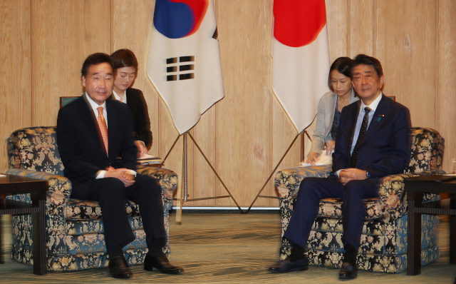 이낙연 국무총리가 24일 오전 일본 도쿄 총리 관저에서 아베 신조 총리와 면담하고 있다. /도쿄=연합뉴스