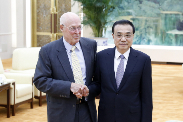 리커창(오른쪽) 중국 국무원 총리가 23일 베이징에서 헨리 폴슨 전 미국 재무장관과 만나 악수하고 있다. /AP연합뉴스