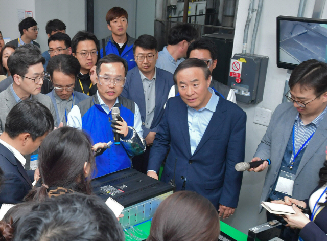 전영현(오른쪽 두번째) 삼성SDI 사장이 23일 울산사업장에서 ESS 배터리 안전성 강화조치에 대해 설명하고 있다. /사진제공=삼성SDI