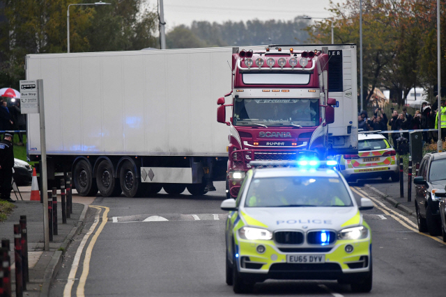 영국 경찰이 23일(현지시간) 에식스 주 그레이스의 한 산업단지에서 발견된 시신 39구가 들어 있는 대형 트럭을 옮기고 있다. /그레이스=AFP연합뉴스