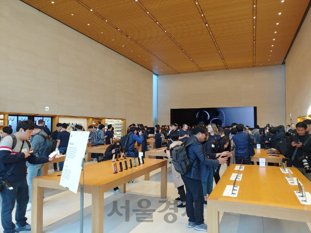 애플 고객들이 서울 강남 신사동 애플 가로수길 매장 안에서 제품을 둘러보고 있다./권경원기자