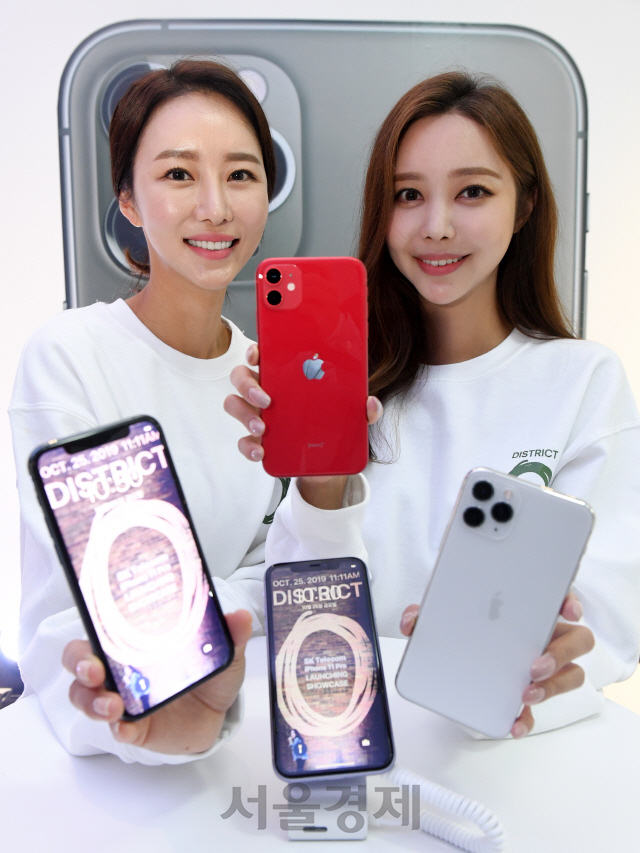 25일 서울 성동구 피어59스튜디오에서 열린 SK텔레콤 애플 아이폰11 시리즈 론칭 쇼케이스 '디스트릭트 0'에서 모델들이 아이폰11 시리즈를 선보이고 있다./권욱기자 2019.10.25