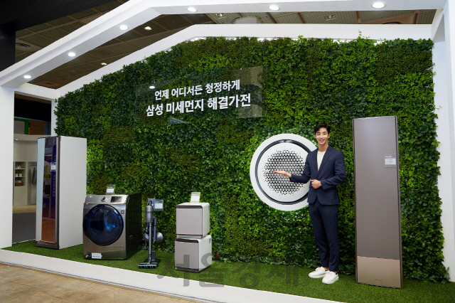 삼성전자 모델이 25일 서울 코엑스에서 열린 ‘에어페어 2019’에서 미세먼지 해결 가전을 소개하고 있다. /사진제공=삼성전자