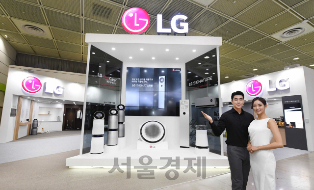 LG전자 모델들이 25일 삼성동 코엑스에서 열린 ‘에어페어 2019’에서 공기질 관리 가전제품들을 소개하고 있다. /사진제공=LG전자