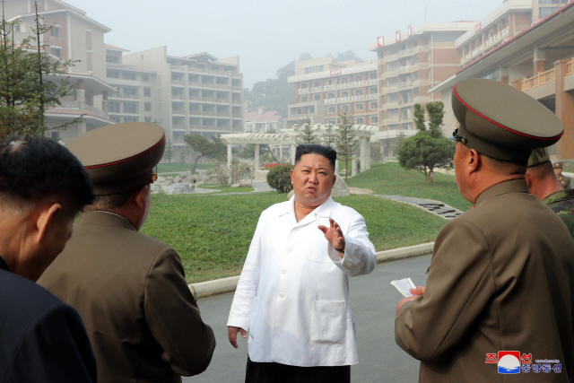 김정은 북한 국무위원장이 완공을 앞둔 평안남도 양덕군 온천관광지구 건설장을 현지지도했다고 조선중앙통신이 25일 보도했다. /연합뉴스