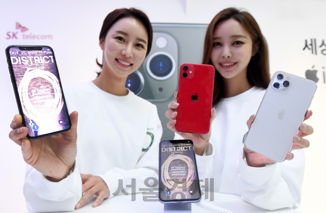 25일 서울 성동구 피어59스튜디오에서 열린 SK텔레콤 애플 아이폰11 시리즈 론칭 쇼케이스 '디스트릭트 0'에서 모델들이 아이폰11 시리즈를 선보이고 있다./권욱기자 2019.10.25