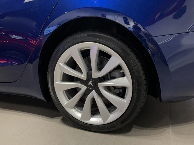 테슬라 모델3의 19인치 타이어 휠 적용 모습