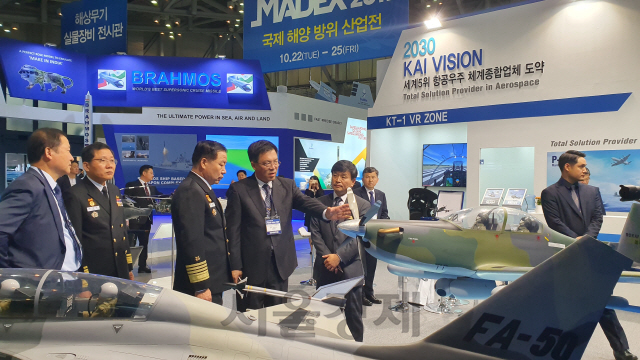 25일 부산 벡스코에서 열린 MADEX 2019에서 심승섭(왼쪽 세번째) 해군참모총장이 조정래 KAI 상무(왼쪽 네번쨰)로부터 KA-1 공중통제기에 대한 설명을 듣고 있다./사진제공=KAI