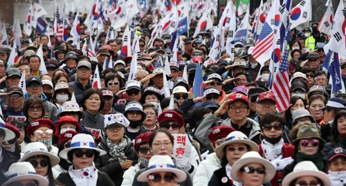 ‘박근혜 대통령 무죄 석방 1천만 국민운동본부’가 지난 3월 10일 오후 서울역 광장에서 박 전 대통령 석방을 요구하는 집회를 하고 있다. /연합뉴스