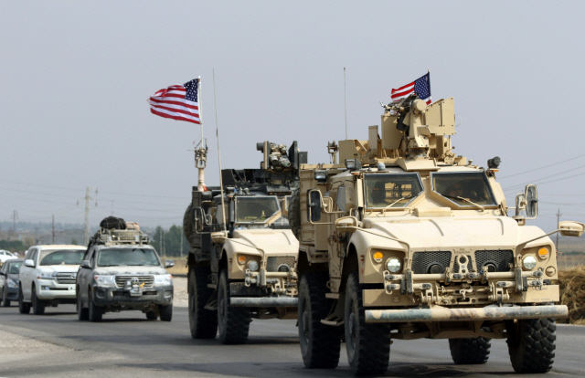 시리아 북부에서 철수한 미군 차량들이 지난 21일(현지시간) 이라크 북부 쿠르드 자치지역인 도후크 주의 바르다라쉬 지역 인근에 도착하고 있다. /바그다드=AFP연합뉴스
