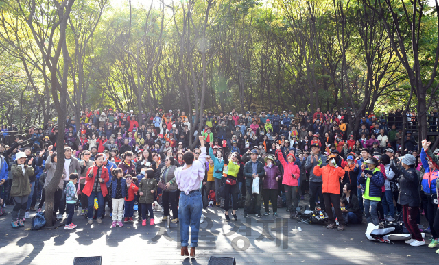 26일 서울 서대문구 안산(鞍山)에서 열린 서울경제·서대문구가 함께하는 '단풍길 걷기, 쉬나무 가을콘서트'에서 도착지인 쉬나무쉼터에 도착한 참가자들이 가수 박혜경의 공연을 즐기고 있다./오승현기자 2019.10.26