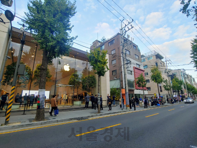 애플 고객들이 지난 25일 서울 강남 신사동 애플 가로수길 매장에 아이폰11 시리즈를 사기 위해 줄을 서고 있다./권경원기자