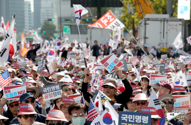 19일 오후 서울 광화문광장에서 열린 자유한국당 ‘국정대전환 촉구 국민보고대회’에서 자유한국당 당원들이 구호를 외치고 있다./연합뉴스