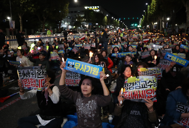 정경심 동양대 교수에 대한 법원의 구속 전 피의자심문이 열린 23일 오후 서울 서초동에서 사법적폐청산 법국민시민연대 주최로 열린 ‘국민 필리버스터 정경심 교수 기각 촉구 촛불집회’에 참석한 시민들이 구호를 외치고 있다./연합뉴스