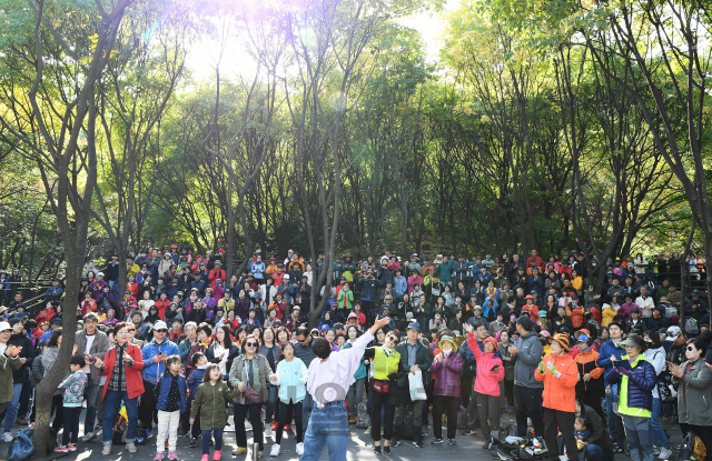 26일 서울 서대문구 안산(鞍山)에서 열린 서울경제·서대문구가 함께하는 '단풍길 걷기, 쉬나무 가을콘서트'에서 도착지인 쉬나무쉼터에 도착한 참가자들이 가수 박혜경의 공연을 즐기고 있다./오승현기자 2019.10.26