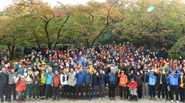 26일 서울 서대문구 안산(鞍山)에서 열린 서울경제·서대문구가 함께하는 '단풍길 걷기, 쉬나무 가을콘서트'에서 참가자들이 문석진 서대문구청장, 김영호 국회의원, 신원철 서울시의회 의장, 안의식 서울경제신문 편집국장, 오철수 논설실장 등 내빈과 참가자들이 출발 전 '파이팅'을 외치고 있다./오승현기자 2019.10.26