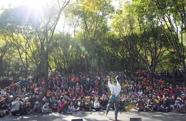 26일 서울 서대문구 안산(鞍山)에서 열린 서울경제·서대문구가 함께하는 '단풍길 걷기, 쉬나무 가을콘서트'에서 도착지인 쉬나무쉼터에 도착한 참가자들이 가수 박혜경의 공연을 즐기고 있다./오승현기자 2019.10.26