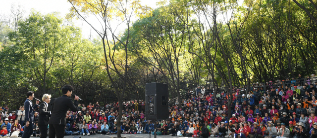 26일 서울 서대문구 안산(鞍山)에서 열린 서울경제·서대문구가 함께하는 '단풍길 걷기, 쉬나무 가을콘서트'에서 도착지인 쉬나무쉼터에 도착한 참가자들이 팝페라 그룹 에클레시아의 멋진 공연을 관람하고 있다./오승현기자 2019.10.26