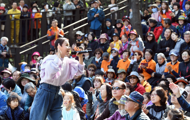 26일 서울 서대문구 안산(鞍山)에서 열린 서울경제·서대문구가 함께하는 '단풍길 걷기, 쉬나무 가을콘서트'에서 도착지인 쉬나무쉼터에 도착한 참가자들이 가수 박혜경의 공연을 즐기고 있다./오승현기자 2019.10.26