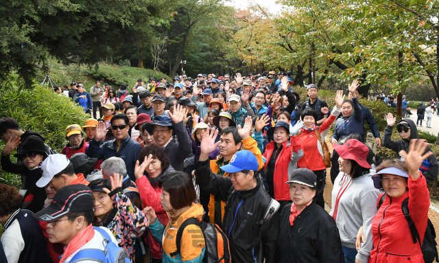 26일 서울 서대문구 안산(鞍山)에서 열린 서울경제·서대문구가 함께하는 '단풍길 걷기, 쉬나무 가을콘서트'에서 참가자들이 안산 자락길을 걷고 있다./오승현기자 2019.10.26