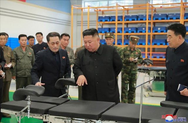 김정은 북한 국무위원장이 현대화 공사가 진행중인 묘향산의료기구공장을 시찰했다고 조선중앙통신이 27일 보도했다. /연합뉴스