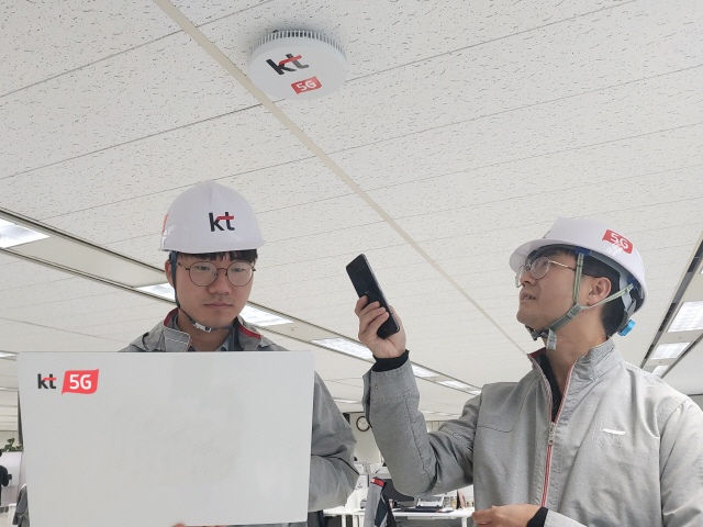 KT 네트워크부문 직원들이 대구 KT 효목사옥 내 5G 스몰셀 솔루션 ‘RDS’를 설치한 후 품질을 점검하고 있다. KT와 에릭슨이 함께 개발한 이 장비는 기존 대비 2배 빠른 속도를 낼 수 있다./사진제공=KT