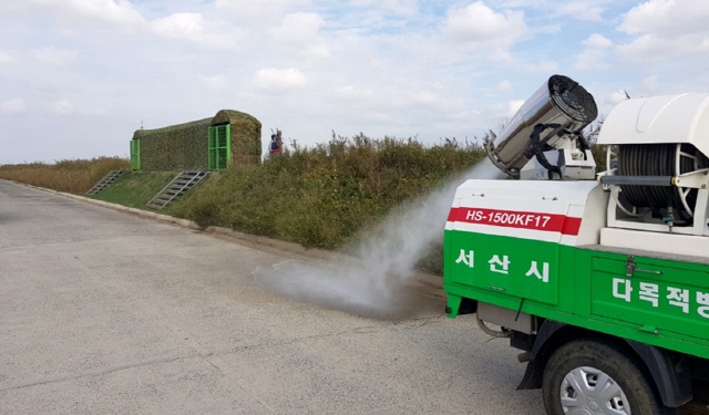 충남 아산시 곡교천 주변에서 서식하는 야생조류 분변에서 조류 인플루엔자(AI) 바이러스가 검출된 것과 관련, 충남 서산시 방역 차량이 국내 최대 규모의 철새 도래지인 천수만 간척지에서 차단 방역을 하고 있다. /연합뉴스