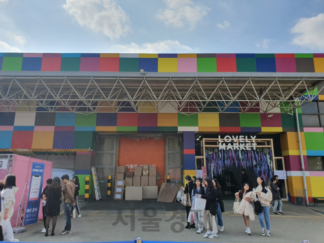 27일 오후1시께 서울 서초구 양재동 aT화훼공판장에서 열린 제43회 러블릿마켓이 10대 학생들로 붐비고 있다. /사진=허세민기자