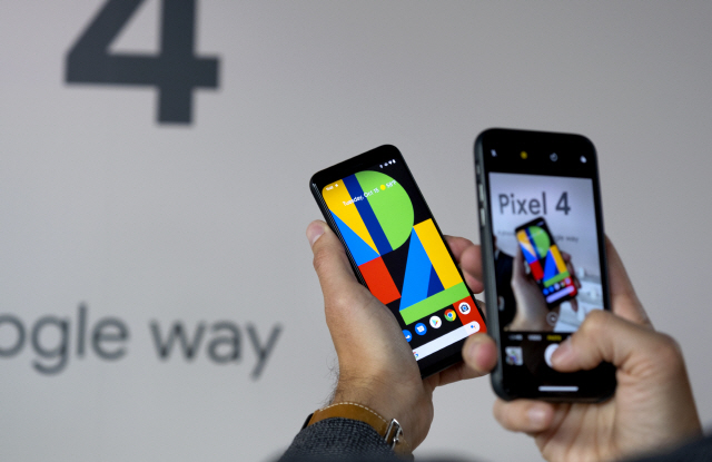 구글 신제품 ‘픽셀4’ 스마트폰(왼쪽)이15일(현지시간) 미국 뉴욕에서 열린 공개 행사에서 촬영되고 있다./연합뉴스