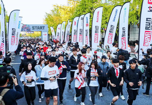 27일 ‘마블런 2019’ 5km 코스 참가자들이 출발 신호와 함께 여의도공원 스타트라인을 뒤로 하고 힘차게 뛰어나가고 있다./사진제공=월트디즈니 컴퍼니 코리아