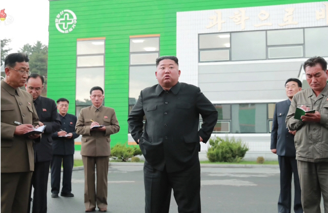 김정은(가운데) 북한 국무위원장이 현대화 공사가 진행 중인 묘향산의료기구공장을 시찰하면서 관계자들에게 발언하고 있다. 이 자리에서 그는 공사 결함을 지적한 뒤 “당 중앙위원회 일꾼들이 나와 손발을 맞추지 못하고 있다”고 질책했다. 조선중앙TV는 이 사실을 27일 보도했다.         /연합뉴스