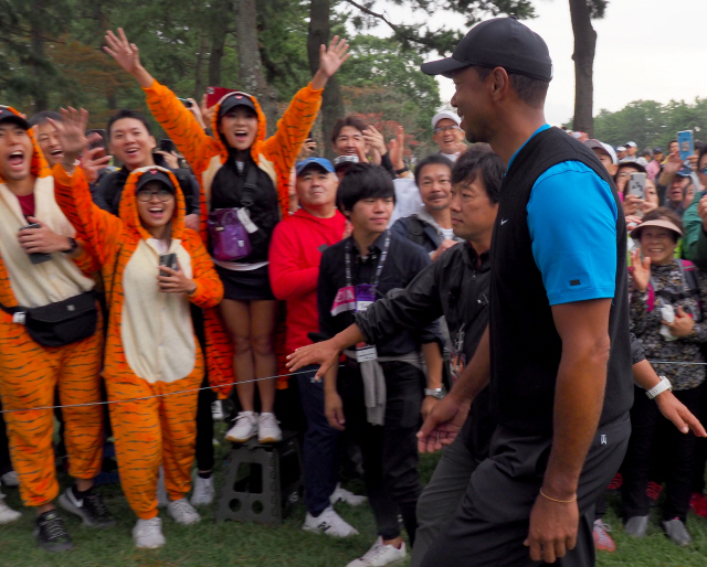 타이거 우즈가 조조 챔피언십 3라운드에서 호랑이 복장을 한 갤러리를 보며 미소를 짓고 있다. /AFP연합뉴스