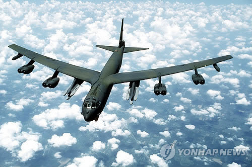'3대 핵전력' B-52전략폭격기 동해상에 띄운 美...북중러 군사도발 경고
