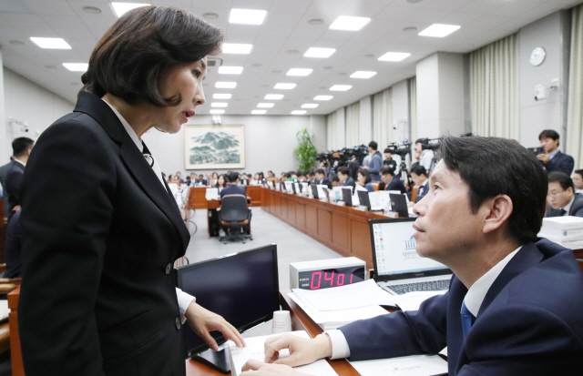 이인영(오른쪽) 더불어민주당 원내대표와 나경원 자유한국당 원내대표가 지난 25일 국회에서 열린 운영위 국감에서 심각한 표정으로 이야기를 나누고 있다. /연합뉴스