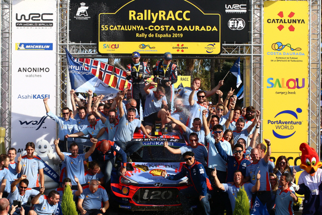 스페인 타라고나주에서 열린 2019 월드랠리챔피언십(WRC) 13차 대회에서 우승을 차지한 티에리 누빌(경주차 위 오른쪽) 선수와 코드라이버 니콜라스 질술(〃 왼쪽)이 팀 동료들과 함께 환호하고 있다. 이번 우승으로 현대차는 올 시즌 4회, WRC 통산 14회의 우승을 기록하게 됐다. /사진제공=현대차