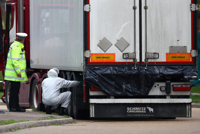 영국 경찰이 23일(현지시간) 에식스 주 그레이스에서 시신 39구가 발견된 대형 트럭 컨테이너를 살펴보고 있다. /그레이스=로이터연합뉴스