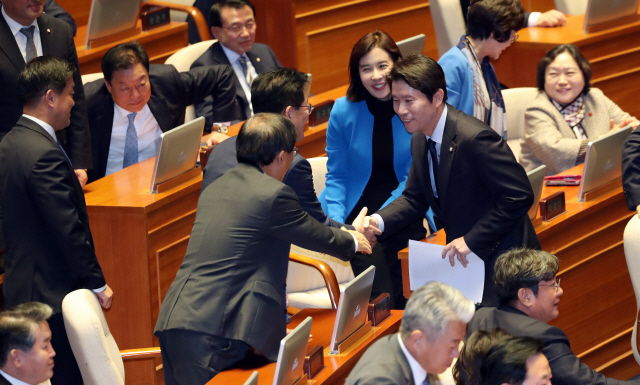 이인영 더불어민주당 원내대표가 28일 오전 국회 본회의장에서 교섭단체 대표연설 후 동료 의원들과 악수하고 있다./연합뉴스