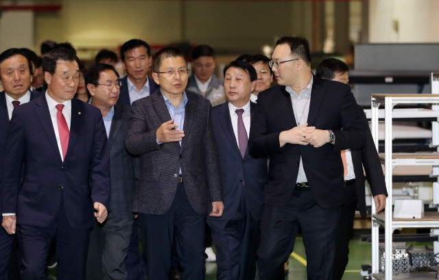 자유한국당 황교안 대표가 28일 오후 강원 원주시 동화공단에서 ‘민부론(民富論) 강원 설명회 및 기업인 간담회’를 열기 앞서 의료기기 생산업체를 둘러보고 있다. /연합뉴스