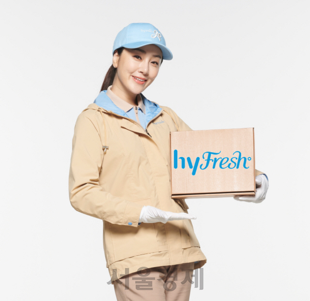 한국야쿠르트 광고 모델인 배우 오나라가 모바일 신선마켓 ‘하이프레시’를 소개하고 있다. /사진제공=한국야쿠르트